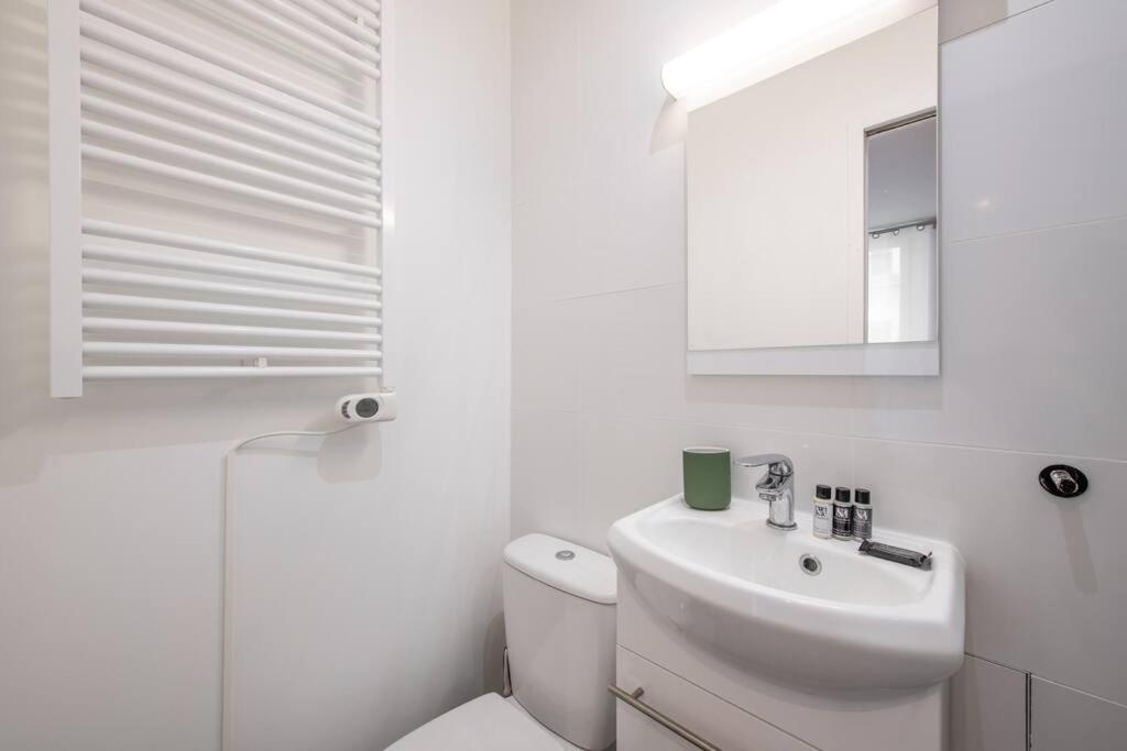 49 Rochechouart - Cozy Near Montmartre Appartamento Parigi